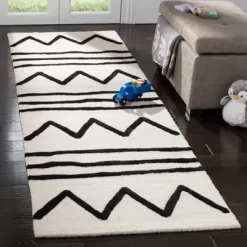 Safavieh Kids SFK907 Hand Tufted Area Rug - Safavieh